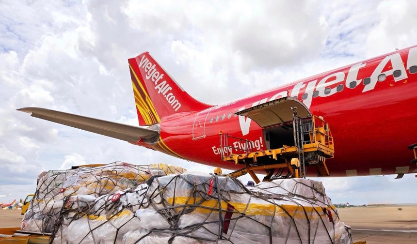 Vietjet (VJC) hỗ trợ hành khách và tiếp tục vận chuyển miễn phí hàng cứu trợ tới Miền Trung