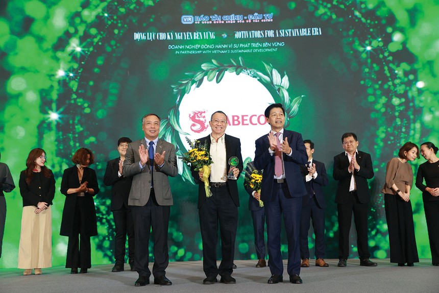 Lãnh đạo Báo Tài chính – Đầu tư trao kỷ niệm chương Đồng hành vì sự phát triển bền vững cho đại diện SABECO