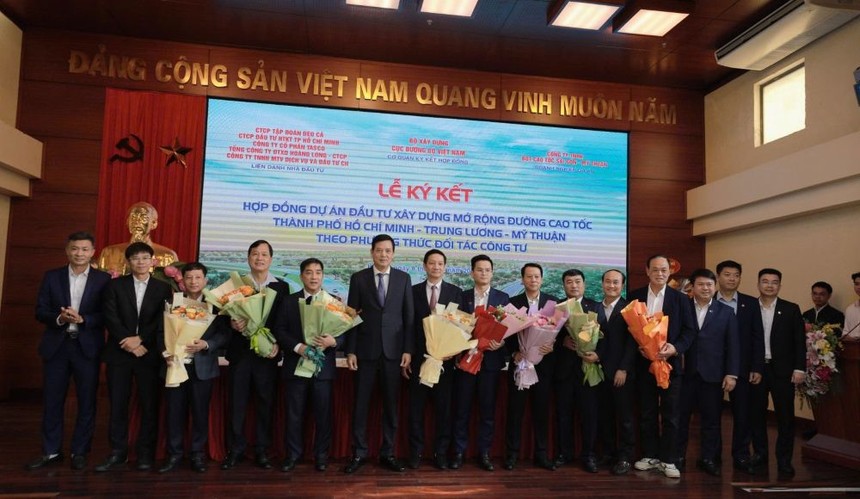 Thứ trưởng Bộ Xây dựng Bùi Xuân Dũng tặng hoa chúc mừng liên danh các nhà thầu thực hiện Dự án PPP xây dựng mở rộng cao tốc TP.HCM -Trung Lương-Mỹ Thuận. 