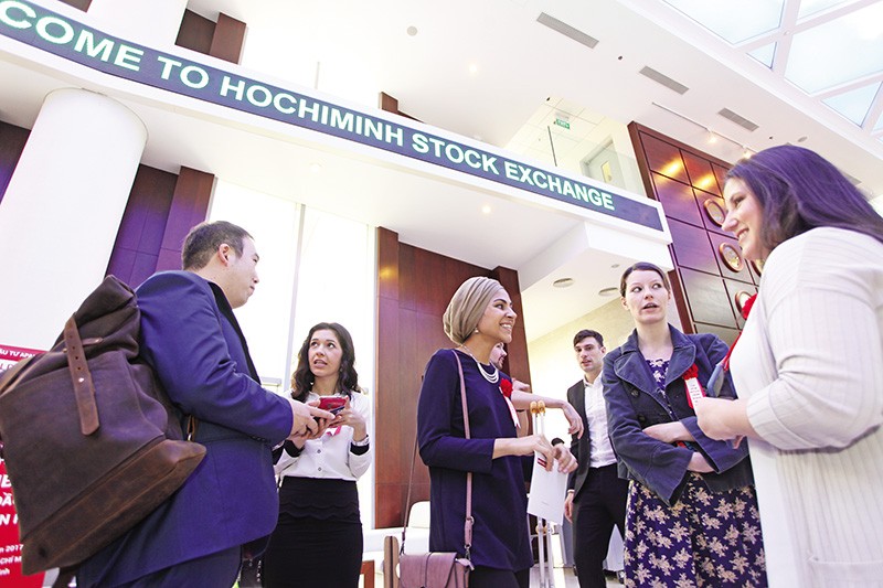 Các nhà đầu tư ngoại đang tăng sự quan tâm đến thị trường chứng khoán Việt Nam sau khi được nâng hạng. Ảnh: Lê Toàn 