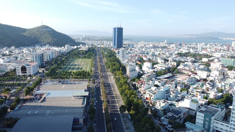 Theo nội dung tờ trình của UBND tỉnh Gia Lai, tuyến đường Nguyễn Tất Thành tại phường Quy Nhơn là tuyến đường có giá đất cao nhất của tỉnh sau điều chỉnh (giá 115 triệu đồng/m2). Ảnh chụp tháng 8/2024.