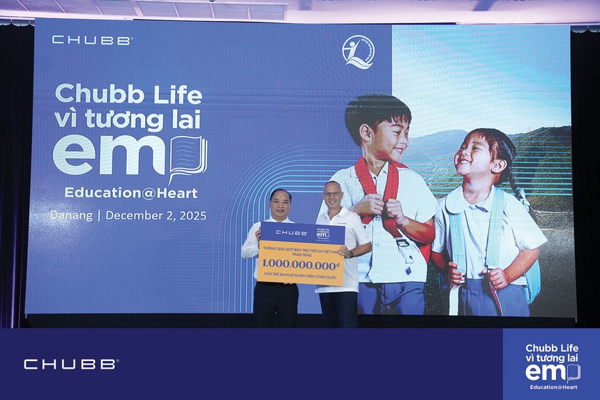 Ông Bryce Johns, Phó Chủ tịch cấp cao Tập đoàn Chubb & Chủ tịch Chubb Life toàn cầu (bìa phải) trao biểu trưng 1 tỷ đồng cho ông Đinh Tiến Hải, Giám đốc Quỹ Bảo trợ Trẻ em Việt Nam (bìa trái), khẳng định cam kết bền bỉ của Chubb Life đối với giáo dục và cộng đồng