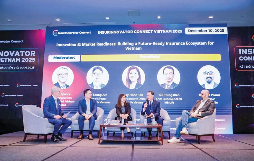 Ông Bùi Trung Kiên, Tổng giám đốc MB Life (thứ hai từ phải sang) cùng các diễn giả tại InsurInnovator Connect Vietnam 2025