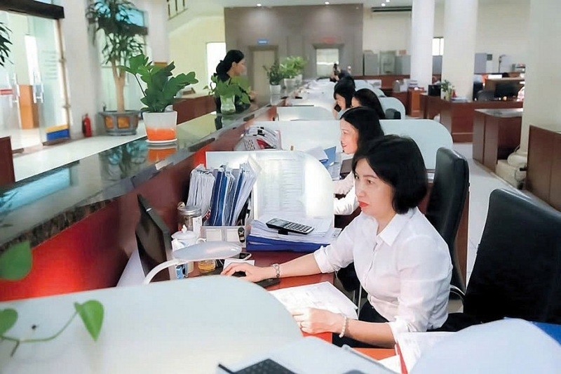 Công chức Kho bạc Nhà nước khu vực V kiểm soát chứng từ thanh toán vốn trên dịch vụ công trực tuyến. Ảnh: Đức Minh.