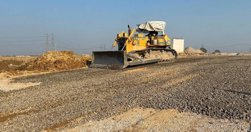 Dự án Xây dựng đường trục Đông - Tây (đoạn nối Quốc lộ 37 với ĐT295), huyện Hiệp Hòa có tổng chiều dài tuyến khoảng 5,7 km, tổng mức đầu tư khoảng 473 tỷ đồng. Ảnh: Thùy Linh 