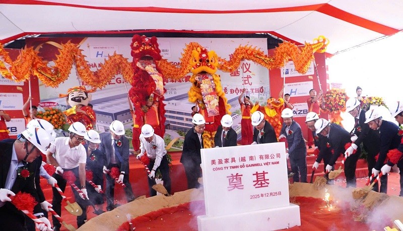 Các đại biểu thực hiện nghi thức động thổ dự án. 