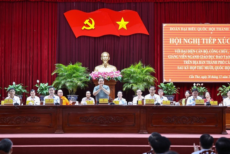 Thủ tướng Phạm Minh Chính cùng Đoàn đại biểu Quốc hội TP. Cần Thơ tại buổi tiếp xúc cử tri. Ảnh: VGP