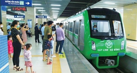 Hành khách làm quen với vé thông minh khi lên tàu Nhổn - Ga Hà Nội dịp đầu năm 