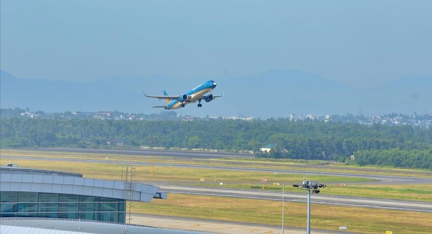 Một tàu bay của Vietnam Airlines cất cánh từ Cảng hàng không quốc tế Đà Nẵng. Ảnh: TTXVN. 
