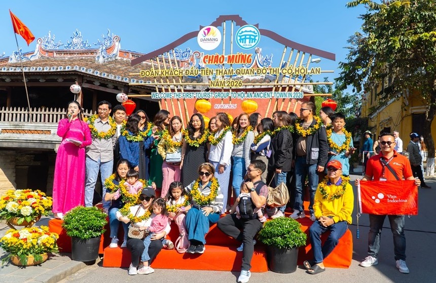 Phố cổ Hội An đón đoàn khách đầu tiên tham quan trong năm 2026.