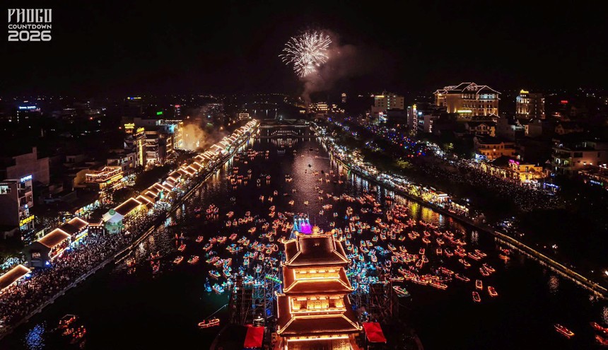 Chương trình Phố cổ Countdown 2026 và bắn pháo hoa tại khu Phố cổ Hoa Lư thu hút hàng nghìn du khách. 