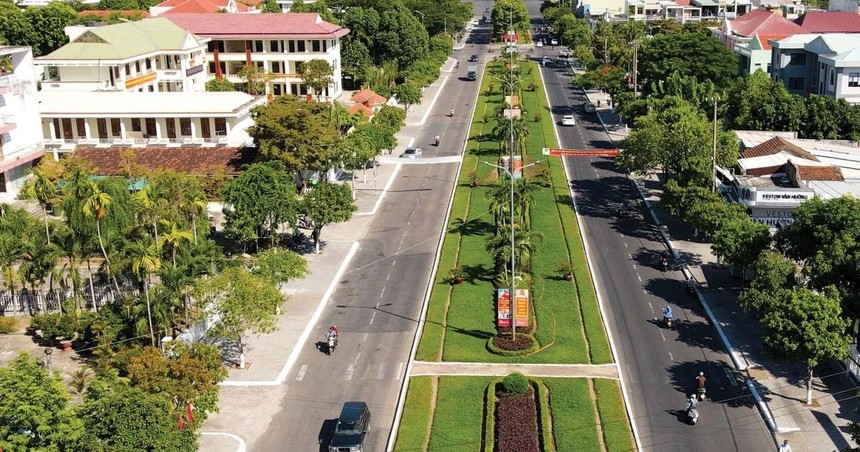 Gói thầu XL01 Thi công xây dựng đường Hùng Vương thuộc Dự án Hoàn thiện đường Hùng Vương, TP. Tam Kỳ (Đà Nẵng) có hạng mục liên quan đến kiến trúc cảnh quan. Ảnh: Thành Công 