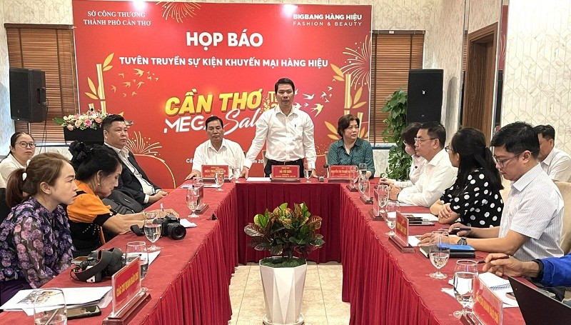 Giám đốc Sở Công thương TP. Cần Thơ Hà Vũ Sơn phát biểu tại buổi họp báo giới thiệu sự kiện Khuyến mại hàng hiệu Cần Thơ Mega Sale 2026.