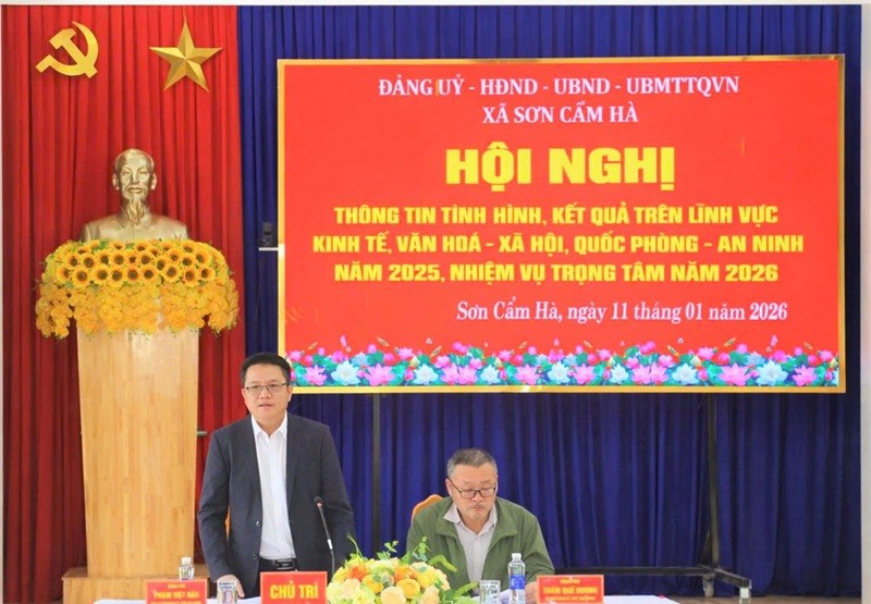 Lãnh đạo xã Sơn Cẩm Hà thông tin về tình hình, kết quả trên lĩnh vực kinh tế, xã hội, quốc phòng an ninh năm 2026 và triển khai nhiệm vụ trọng tâm năm 2026. 