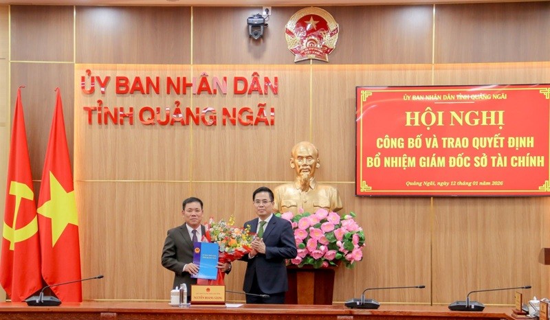 Ông Nguyễn Hoàng Giang, Chủ tịch UBND tỉnh Quảng Ngãi trao quyết định và tặng hoa chúc mừng ông Nguyễn Văn Trọng. 