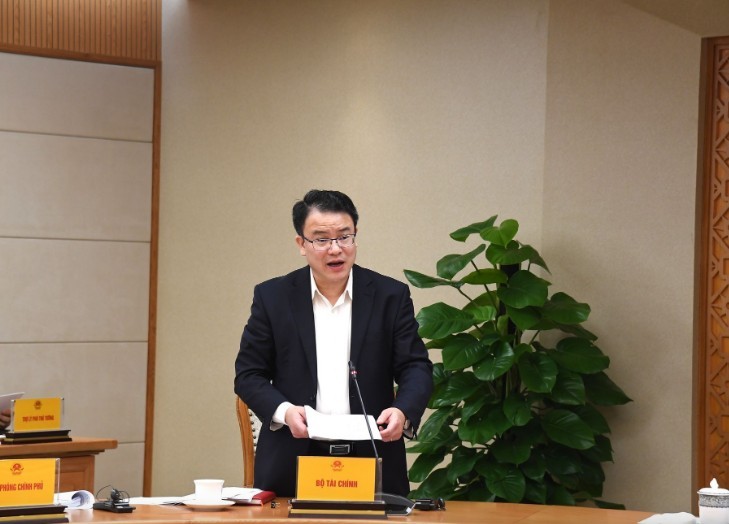 Thứ trưởng Bộ Tài chính Trần Quốc Phương thông tin tại cuộc họp.