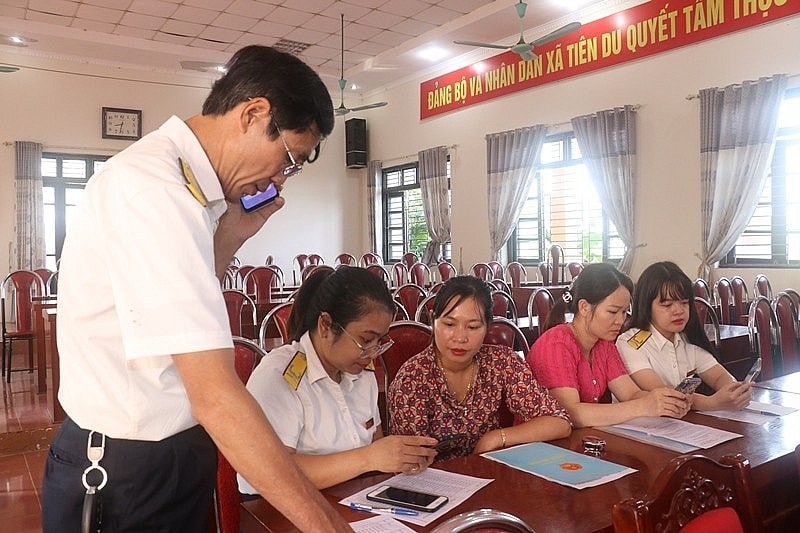 Công chức ngành thuế hỗ trợ pháp lý cho hộ kinh doanh, doanh nghiệp nhỏ và vừa. Ảnh: V. Học