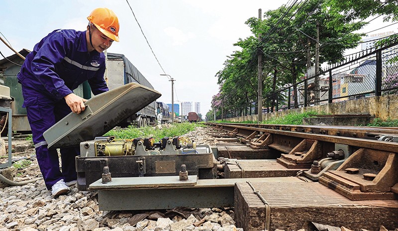 Bảo trì hệ thống thông tin tín hiệu trên tuyến đường sắt Bắc Nam. Ảnh: P.V 
