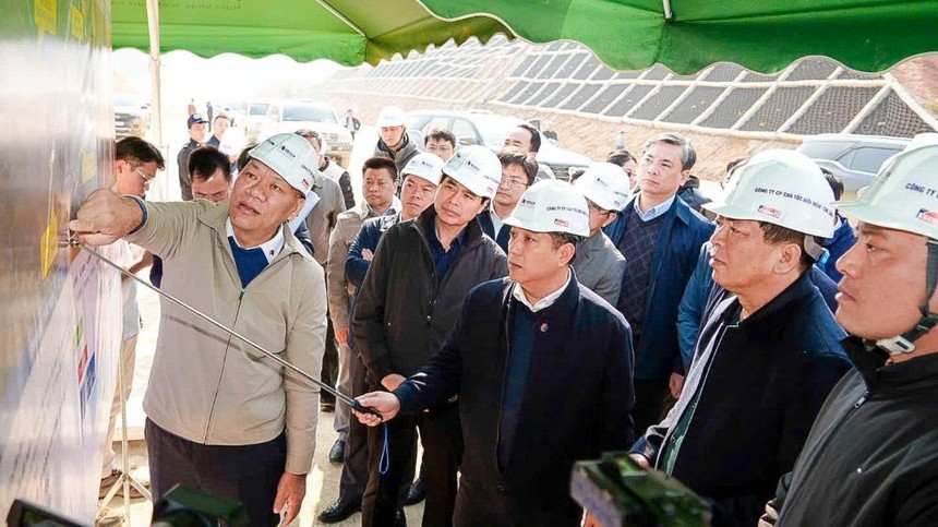 Đại diện nhà đầu tư báo cáo Bộ trưởng Xây dựng tình hình triển khai Dự án đầu tư xây dựng tuyến cao tốc Đồng Đăng - Trà Lĩnh. 