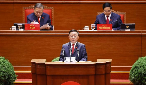 Thường trực Ban Bí Trần Cẩm Tú trình bày Báo cáo kiểm điểm sự lãnh đạo, chỉ đạo của Ban Chấp hành Trung ương Đảng khóa XIII. Ảnh: TTXVN. 