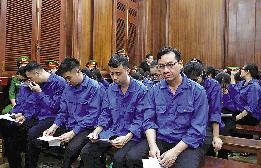 Đoàn Hữu Lượng (hàng đầu, đeo kính) và các bị cáo tại tòa 