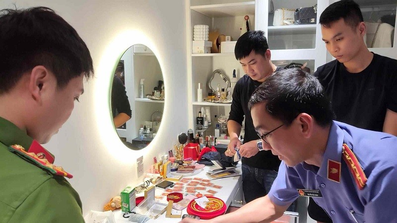 Cơ quan chức năng Đà Nẵng lập biên bản tạm giữ tang vật, phục vụ công tác điều tra. Ảnh: Bảo Ngọc 