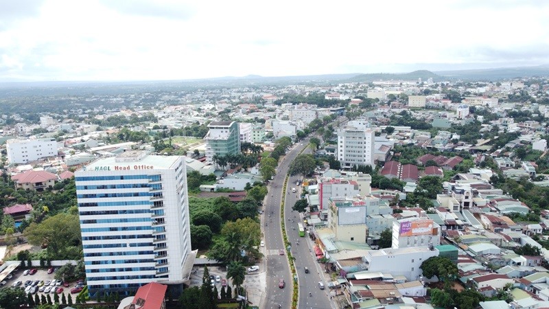 Khu đất thực hiện dự án nằm ngay bên cạnh trụ sở của Tập đoàn HAGL, nằm gần ngay vòng xoay Phù Đổng, phường Pleiku. 