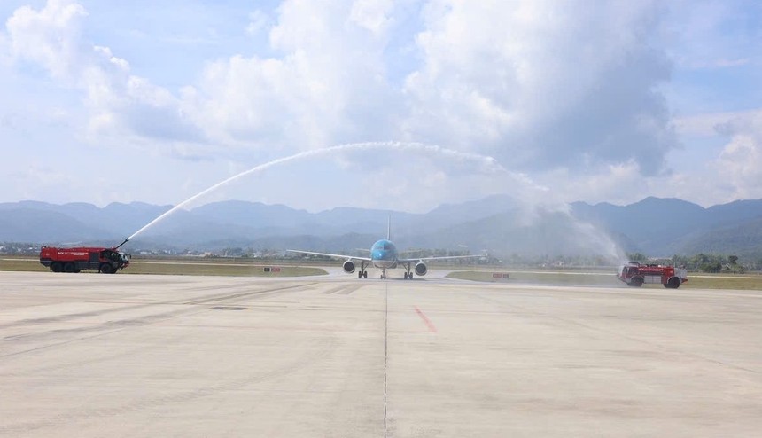 Cảng hàng không Điện Biên đón chuyến bay thẳng đầu tiên từ TP.HCM của Vietnam Airlines hôm 24/12/2025. 