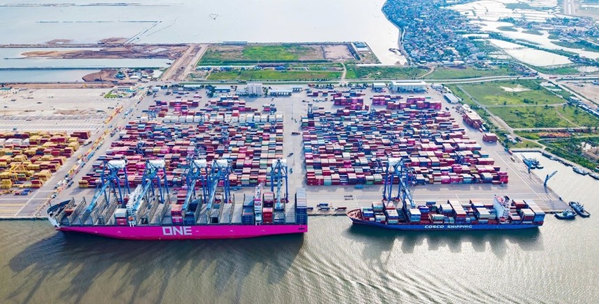 Với lợi thế cảng nước sâu lớn nhất miền Bắc, các bến cảng tại khu bến Lạch Huyện thu hút nhiều hãng tàu lớn trên thế giới cập cảng. Ảnh: Lê Dũng