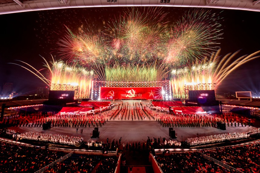 Đại nhạc hội pháo hoa “Dưới lá cờ vẻ vang của Đảng” quy mô hoành tráng chưa từng có. Ảnh: Ánh Dương.