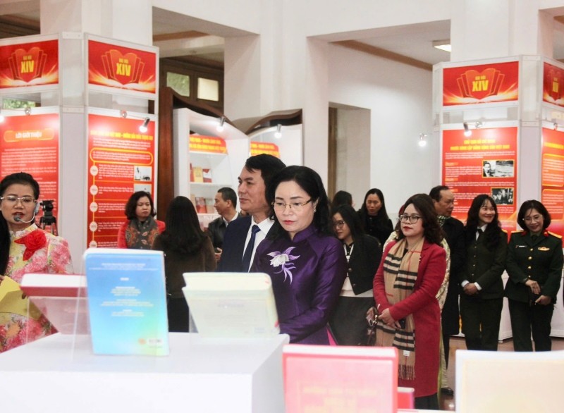 Các đại biểu tham quan triển lãm - Ảnh: VGP