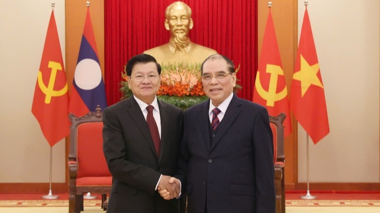 Tổng Bí thư, Chủ tịch nước Lào thăm nguyên Tổng Bí thư Nông Đức Mạnh - Ảnh: VGP/Nhật Bắc