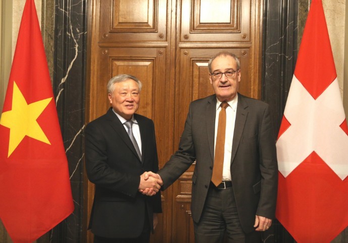 Phó Thủ tướng Thường trực Chính phủ Nguyễn Hòa Bình chào xã giao Tổng thống Thụy Sĩ Guy Parmelin - Ảnh: VGP