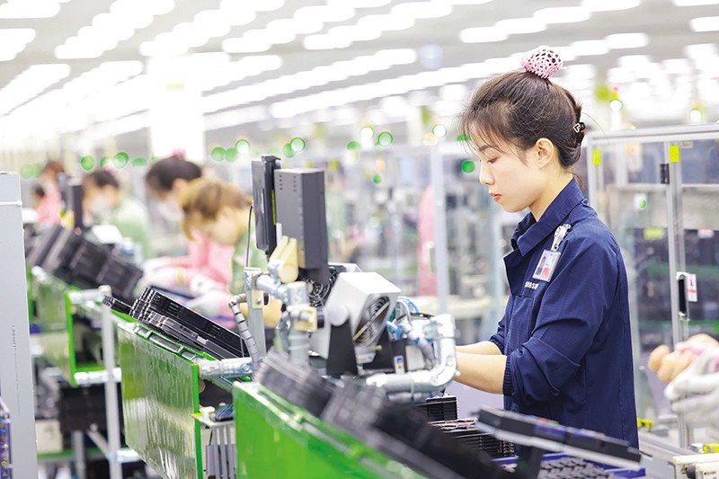 Năm 2026, dự báo thu hút FDI vẫn tích cực. Trong ảnh: Sản xuất tại Samsung - một trong những nhà đầu tư lớn tại Việt Nam. Ảnh: Đức Thanh 
