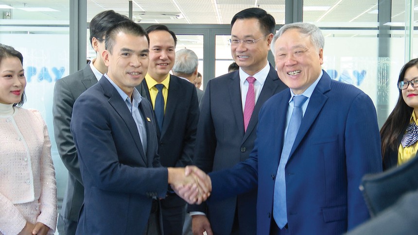 CEO 9 Pay Nguyễn Quang Thịnh (bên trái) đón tiếp Phó Thủ tướng Thường trực Chính phủ Nguyễn Hòa Bình và lãnh đạo TP. Đà Nẵng tới thăm văn phòng của 9Pay tại IFC Đà Nẵng