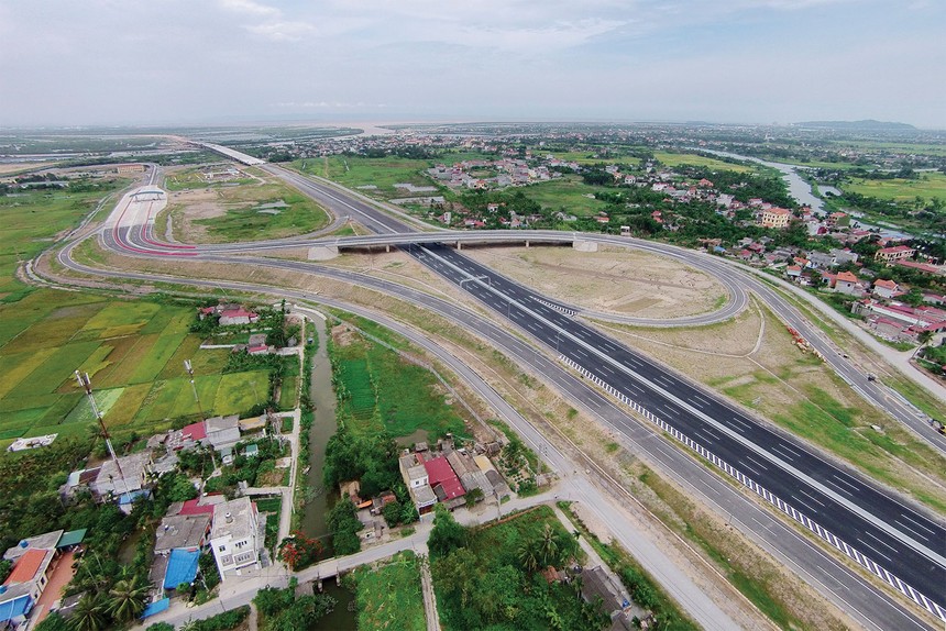 Đẩy mạnh đầu tư công để thúc đẩy tăng trưởng sẽ góp phần giảm áp lực lên chính sách tiền tệ