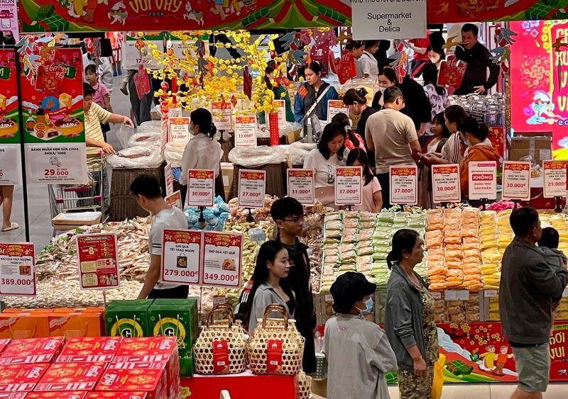 Người dân mua sắm chuẩn bị cho Tết Bính Ngọ 2026.