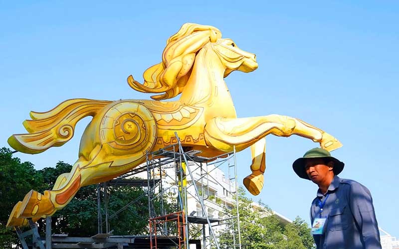 TP.HCM gấp rút hoàn thiện đường hoa Nguyễn Huệ đón Tết Bính Ngọ 