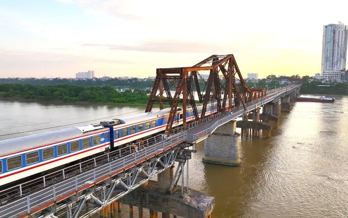 Một đoàn tàu tuyến Hà Nội - Đồng Đăng lưu thông qua cầu Long Biên. 