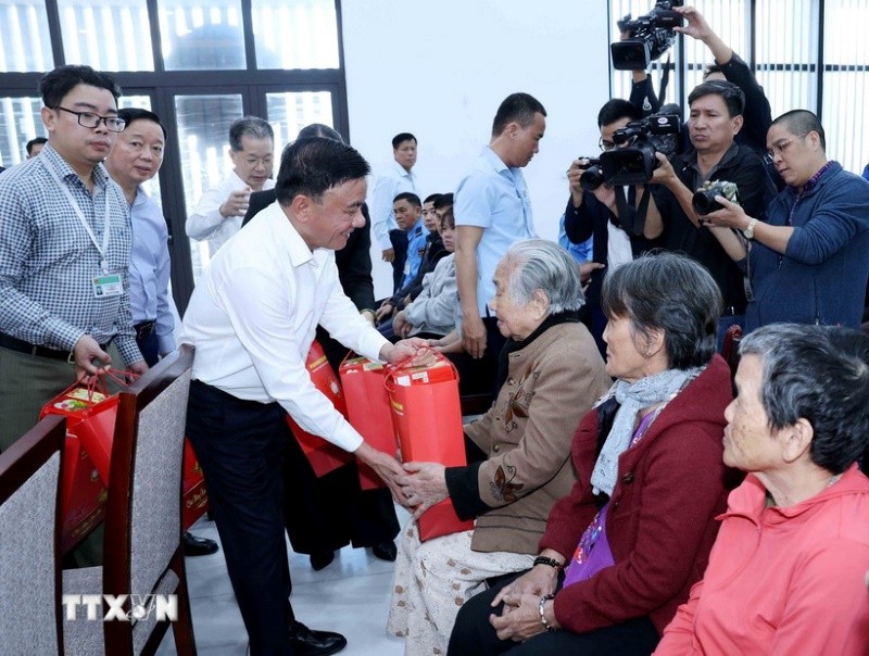 Ủy viên Bộ Chính trị, Thường trực Ban Bí thư Trần Cẩm Tú tặng quà các gia đình chính sách, hộ nghèo tại thành phố Đà Nẵng.