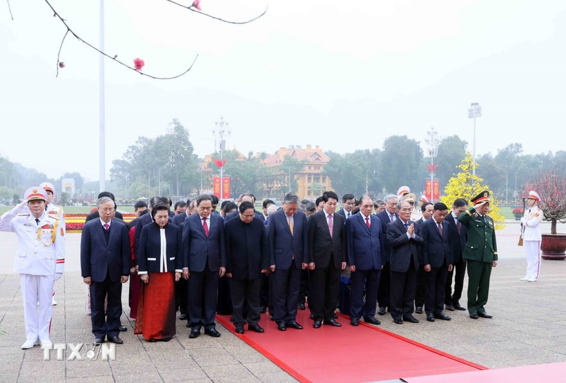 Đoàn đại biểu Ban Chấp hành Trung ương Đảng, Chủ tịch nước, Quốc hội, Chính phủ, Ủy ban Trung ương Mặt trận Tổ quốc Việt Nam tưởng niệm Chủ tịch Hồ Chí Minh. (Ảnh: An Đăng/TTXVN) 