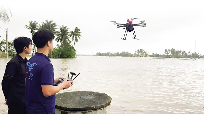 Những chiếc UAV đặc biệt hữu dụng trong cứu hộ - cứu nạn, khi có thể vận chuyển lương khô, thuốc men, nhu yếu phẩm cho đồng bào bị mưa lũ 