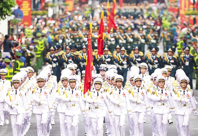 Khi những đoàn quân lớp lớp mạnh mẽ đi qua, trong triệu triệu vòng tay và tấm lòng Nhân dân, quân - dân cùng chung một ý chí, chung một nhịp đập lịch sử hào hùng của dân tộc 