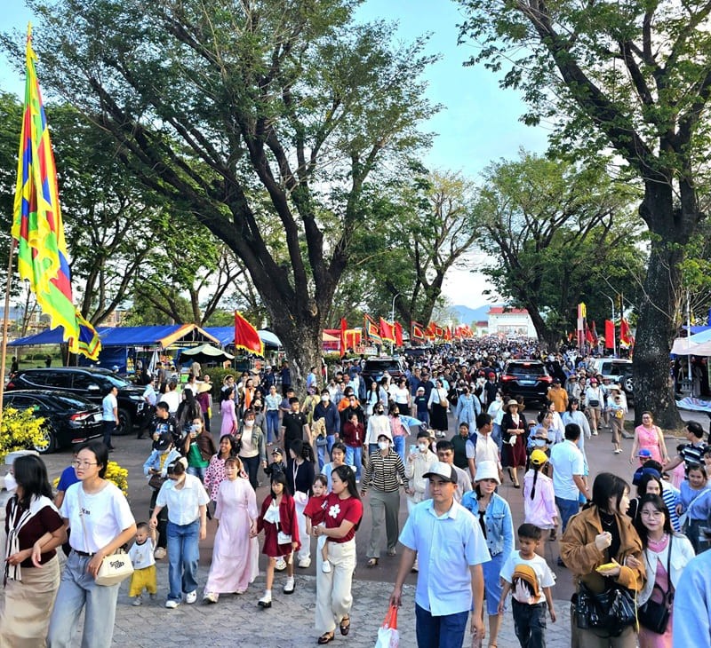 Người dân, du khách đến Bảo tàng Quang Trung du xuân, tham gia Lễ hội Chiến thắng Ngọc Hồi - Đống Đa. 