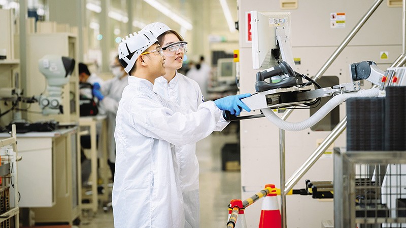 Quyết định mở cửa nền kinh tế và hội nhập quốc tế đã mang tới cho Việt Nam các khoản đầu tư lớn của các tập đoàn toàn cầu 