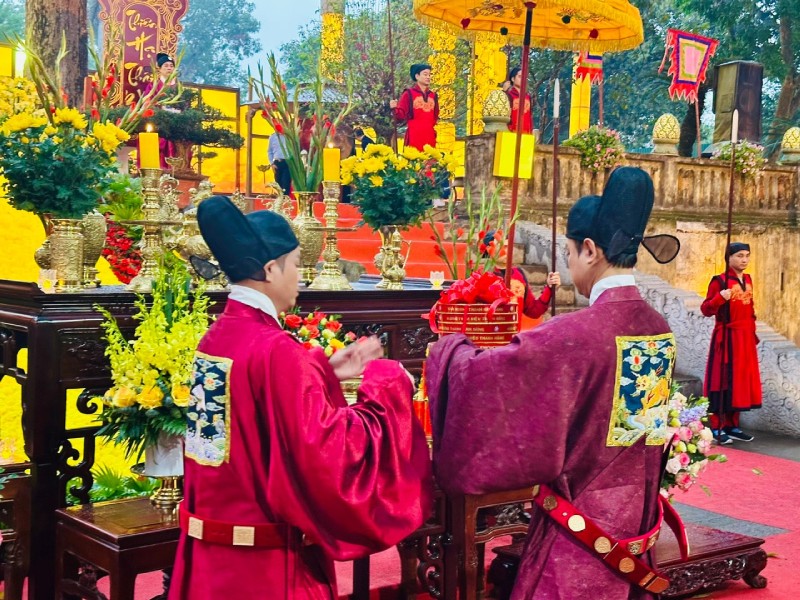 Nghi thức dâng hương được tái hiện lại theo đúng truyền thống cung đình. Ảnh: Hoàng Quyên.