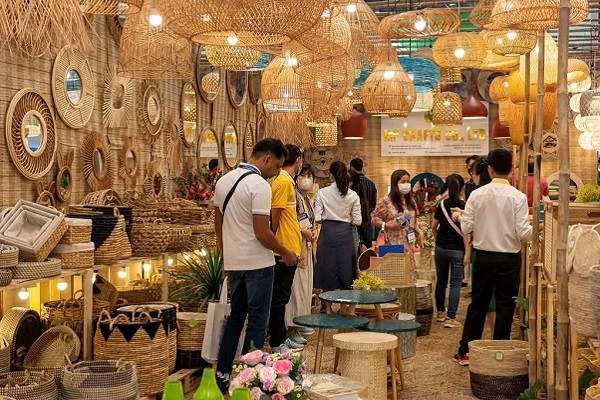 Khách tham quan ghé thăm các gian hàng của VIFA EXPO 2025.