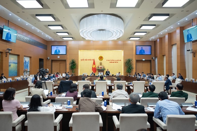  Ủy ban Thường vụ Quốc hội cho ý kiến về Dự án Luật sửa đổi, bổ sung một số điều của Luật Công chứng. 