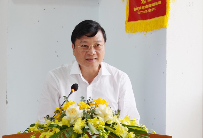 Chủ tịch UBND tỉnh Quảng Trị Lê Hồng Vinh trình bày nội dung chương trình hành động với cử tri