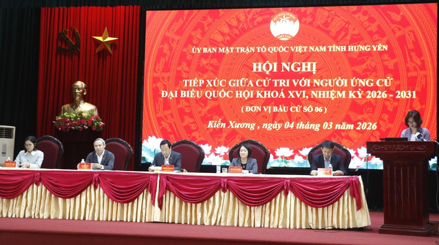 Các ứng cử viên đại biểu Quốc hội khóa XVI tại hội nghị tiếp xúc cử tri.